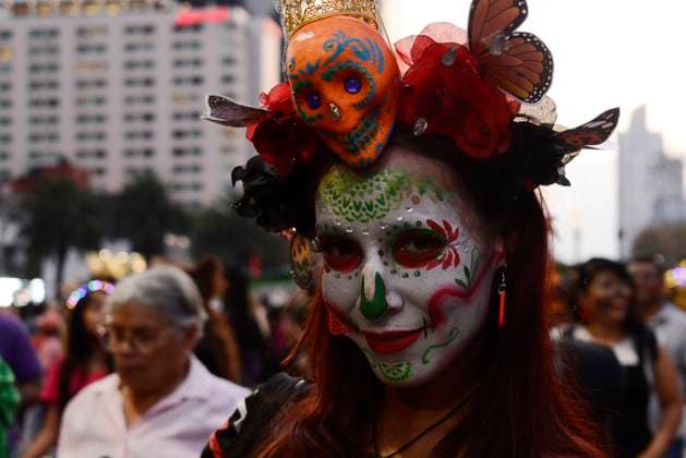 Caterinas Mega Parade - Mexico City A person dressed as Catrina takes part during the Annual Mega Parade of Catrinas 2023 as part of Day of the Dead (Dia de Muertos) celebration at Reforma Avenue. Mexico City, Mexico, October 22, 2023. Photo by Carlos Tischler Eyepix Group ABACAPRESS.COM Mexico City Mexico  Copyright: xTischlerxCarlos Eyepix ABACAx 872841_034 TischlerxCarlos Eyepix ABACAx 872841_034