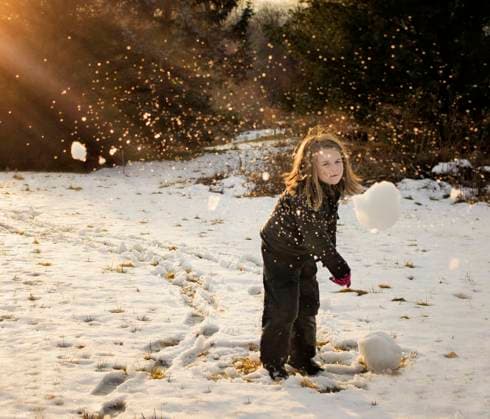 Young girl throwing snowball outdoors in winter Wooster, Ohio, United States CR_JOKU231022-1268206-01 ,model released, Symbolfoto