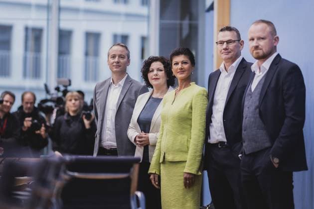Bilder des Jahres 2023, News 10 Oktober News Themen der Woche KW43 (R-L) Christian Leye, MdB, Ralph Suikat, Unternehmer, Sahra Wagenknecht, MdB, Amira Mohamed Ali, MdB, und Lukas Schoen, ehem. Geschaeftsfuehrer Die Linke NRW, aufgenommen im Rahmen einer Pressekonferenz zur Gruendung des Vereins Buendnis Sahra Wagenknecht - Fuer Vernunft und Gerechtigkeit zur Vorbereitung einer neuen Partei. Berlin, 23.10.2023. Berlin Deutschland *** R L Christian Leye, Member of the German Bundestag, Ralph Suikat, Entrepreneur, Sahra Wagenknecht, Member of the German Bundestag, Amira Mohamed Ali, Member of the German Bundestag, and Lukas Schoen, former Managing Director of The Left Party of North Rhine-Westphalia, recorded during a press conference on the founding of the association Buendnis Sahra Wagenknecht Fuer Vernu Copyright: xFlorianxGaertnerx