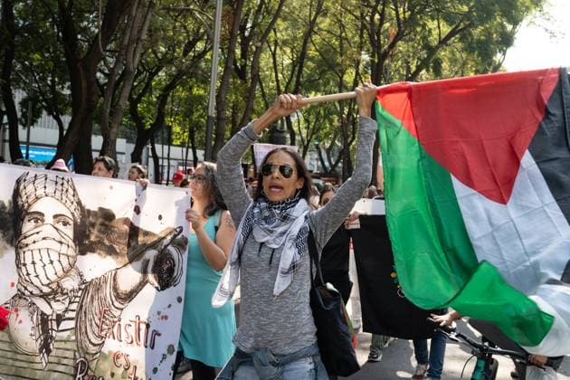 Pro-Palestine protest in Mexico - 22 Oct 2023 A woman waves a Palestinian flag during the march. Pro-Palestinian activists staged peaceful protests throughout Mexico City. This march was attended by several thousand protesters as they marched through the streets of Mexico City. Mexico Mexico Copyright: xLexiexHarrison-crippsx xSOPAxImagesx 379_22-10-23_Palestine_052