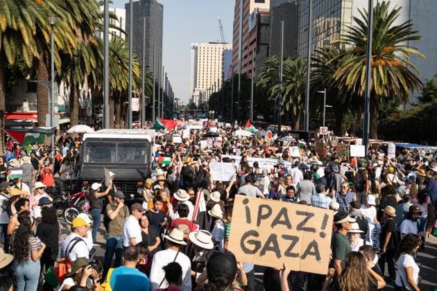 Pro-Palestine protest in Mexico - 22 Oct 2023 Thousands of protestors attend the march that began at the Angel of Independence and ended at the Revolution Monument. Pro-Palestinian activists staged peaceful protests throughout Mexico City. This march was attended by several thousand protesters as they marched through the streets of Mexico City. Mexico Mexico Copyright: xLexiexHarrison-crippsx xSOPAxImagesx 383_22-10-23_Palestine_314
