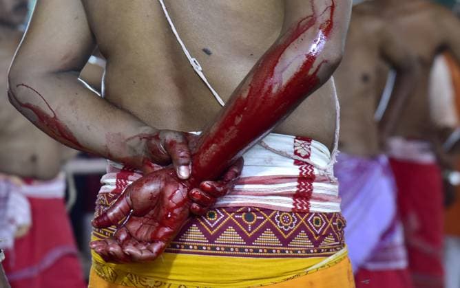 Bilder des Jahres 2023, News 10 Oktober News Themen der Woche KW43 News Bilder des Tages October 23, 2023, Guwahati, Guwahati, India: Blood stain in the hands of priest after sacrificing a buffalo during the Maha Navami of Durga Puja festival at Dileswar Devalaya ,Belsor in Nalbari district of Assam India on Monday 23rd October 2023 Guwahati India - ZUMAd163 20231023_zip_d163_009 Copyright: xDasarathxDekax