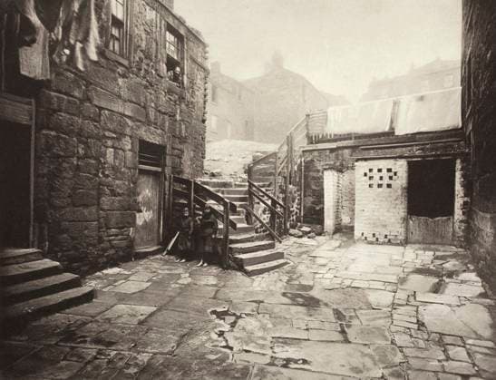 RECORD DATE NOT STATED Old Houses At Corner Of George Street & High Street ( 40), Printed 1900. Copyright:xHeritagexArt HeritagexImagesxThomasxAnnanx IMAGO, ! ACHTUNG: AUFNAHMEDATUM GESCHÄTZT!  Copyright:HeritagexArt HeritagexImagesxThomasxAnnanx IMAGO