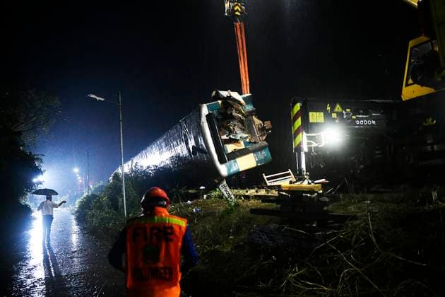 Bilder des Jahres 2023, News 10 Oktober News Themen der Woche KW43 News Bilder des Tages (231023) -- KISHOREGANJ (BANGLADESH), Oct. 23, 2023 -- Rescuers work to lift a carriage overturned in a train collision in Kishoreganj district, Bangladesh, on Oct. 23, 2023. At least 15 people were killed after two trains collided in Kishoreganj district, some 117 km northeast of Dhaka, on Monday, the district s Additional Superintendent of Police Md Mostak Sarker told Xinhua. BANGLADESH-KISHOREGANJ-TRAIN COLLISION Salim 