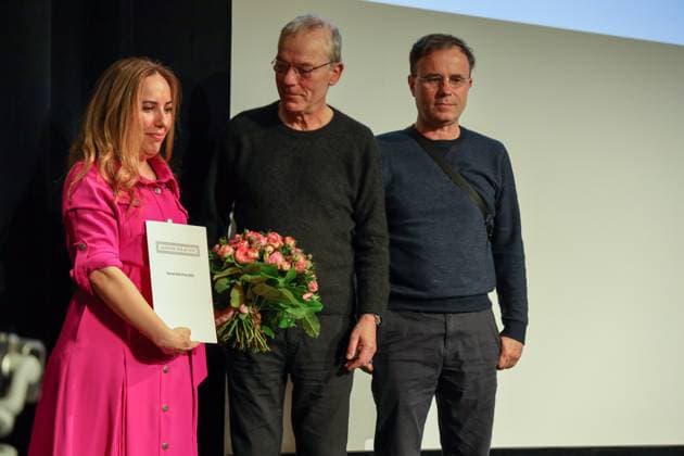 Award of the Konrad Wolf Prize to the journalist and founder of Wikileaks Julian Assange, who is imprisoned in Belmarsh Prison in Great Britain, on 22 10 2023 at the Akademie der Künste Berlin The prize was accepted by Stella Assange The jury consisted of Nele Hertling, Thomas Heise together with the scriptwriter Thomas Wendrich Thomas Heise held the laudati