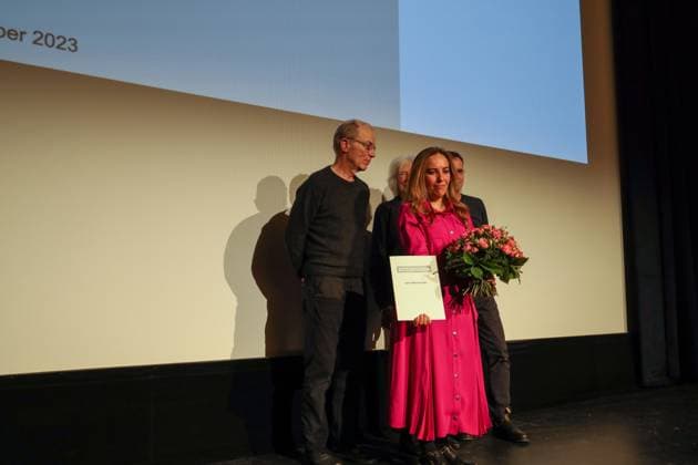 Award of the Konrad Wolf Prize to the journalist and founder of Wikileaks Julian Assange, who is imprisoned in Belmarsh Prison in Great Britain, on 22 10 2023 at the Akademie der Künste Berlin The prize was accepted by Stella Assange The jury consisted of Nele Hertling, Thomas Heise together with the scriptwriter Thomas Wendrich Thomas Heise held the laudati