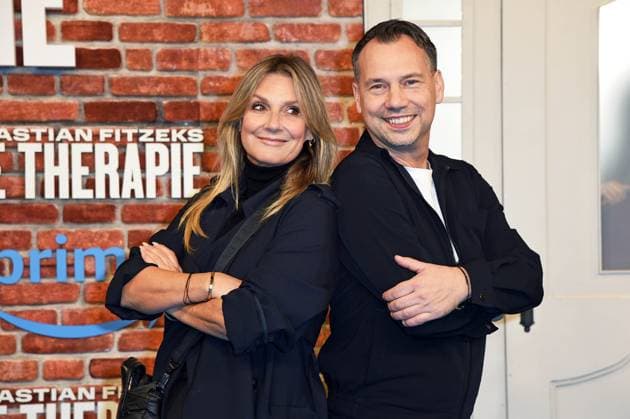Entertainment Themen der Woche KW43 Entertainment Bilder des Tages Kim Fisher, Sebastian Fitzek bei der Premiere der Amazon Prime Video Serie von Sebastian Fitzeks DIE THERAPIE im Zoo Palast in Berlin am 23.10.2023 *** Kim Fisher, Sebastian Fitzek at the premiere of the Amazon Prime Video series of Sebastian Fitzeks THE THERAPY at Zoo Palast in Berlin on 23 10 2023.