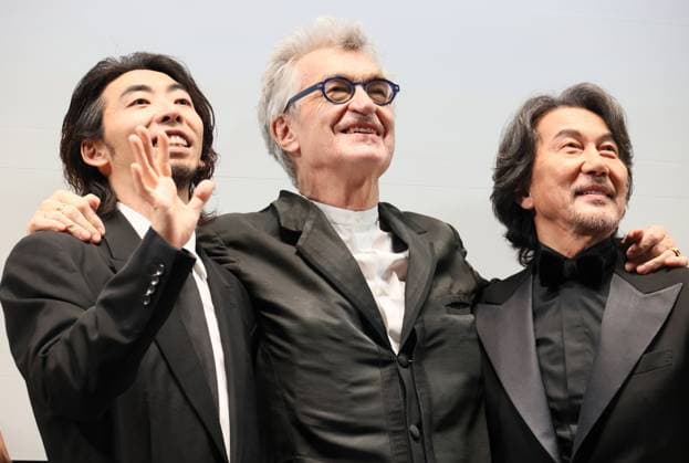Entertainment Themen der Woche KW43 Entertainment Bilder des Tages October 23, 2023, Tokyo, Japan - German film director Wim Wenders (C) smiles with Japanese actors Koji Yakusho (R) and Tokio Emoto (L) for photo as their movie Perfect Days is screening for the opening movie of the 36th Tokyo International Festivalat in Tokyo on Monday, October 23, 2023. (photo by Yoshio Tsunoda AFLO)  , aflo_233428004.jpg,