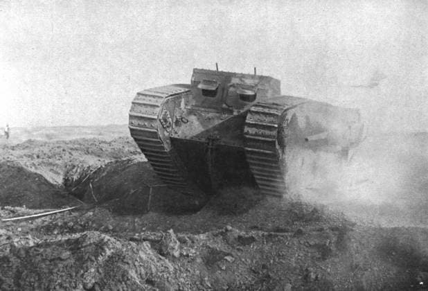RECORD DATE NOT STATED Au Combat; Un tank en action: sa tourelle gauche est armee d un petit canon marine a tir rapide , 1916. From L Album de la Guerre 1914-1919, Volume 1 L Illustration, Paris, 1924 . Copyright:xThexPrintxCollector HeritagexImagesxUnknownx IMAGO, ! ACHTUNG: AUFNAHMEDATUM GESCHÄTZT!  Copyright:ThexPrintxCollector HeritagexImagesxUnknownx IMAGO
