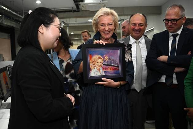 Bilder des Jahres 2023, Entertainment 10 Oktober Entertainment Themen der Woche KW43 Entertainment Bilder des Tages PRINCESS ASTRID OF BELGIUM ARTWORK, Princess Astrid of Belgium is gifted a portrait by illustrator Jihee Park (left) during a visit to Flying Bark?s Sydney studio in Sydney, Tuesday, October 24, 2023. ( NO ARCHIVING, EDITORIAL USE ONLY, NO USE IN BOOKS WITHOUT CONSENT SYDNEY NEW SOUTH WALES AUSTRALIA  Copyright: xDANxHIMBRECHTSx 20231024001855860309
