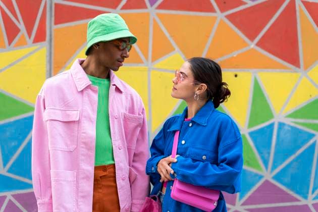 Multiracial couple talking in front of colorful wall model released, Symbolfoto, AFVF09324