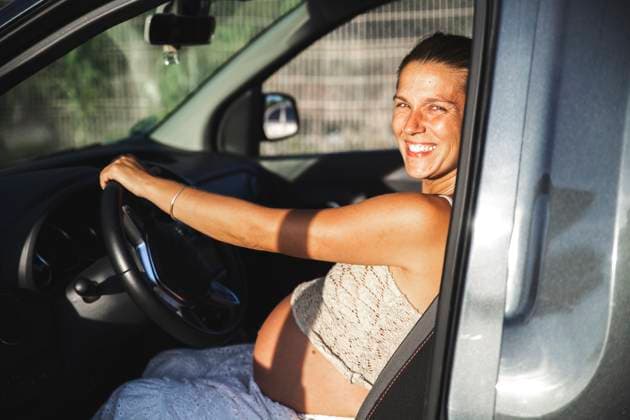 Smiling pregnant woman sitting in car model released, Symbolfoto, PCLF00718