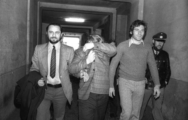 München vor 50 Jahren: Entführung von Evelyn Jahn, Tochter von Wienerwald-Gründer Friedrich Jahn. Am 13.11.1973 wurde in München Evelyn Jahn von Peter Knapp und Johann Mittermaier entführt. Nach Lösegeld-Verhandlung in der Redaktion der Boulevardzeitung ãtzÒ und nach Übergabe von drei Millionen Mark wurde Evelyn Jahre freigelassen. Verhaftung von Peter Knapp *** Munich 50 years ago Kidnapping of Evelyn Jahn, daughter of Wienerwald founder Friedrich Jahn On 13 11 1973 in Munich Evelyn Jahn was kidnapped by Peter Knapp and Johann Mittermaier After ransom negotiation in the editorial office of the tabloid newspaper ãtzÒ and after handing over three million marks Evelyn Jahre was released Arrest of Peter Knapp Copyright: xHeinzxGebhardtx