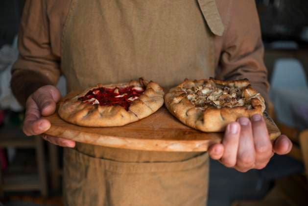 Man holding sweet pie on cutting board model released, Symbolfoto property released, ASHF00014