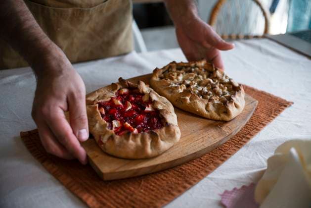 Man setting table with sweet pie in kitchen model released, Symbolfoto property released, ASHF00016