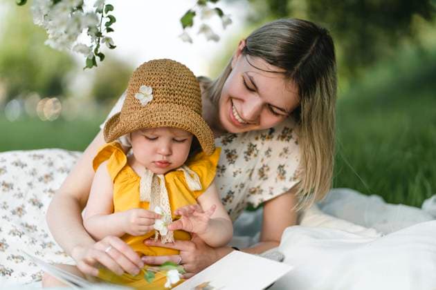 Smiling mother and daughter spending leisure time in garden model released, Symbolfoto, VBUF00320