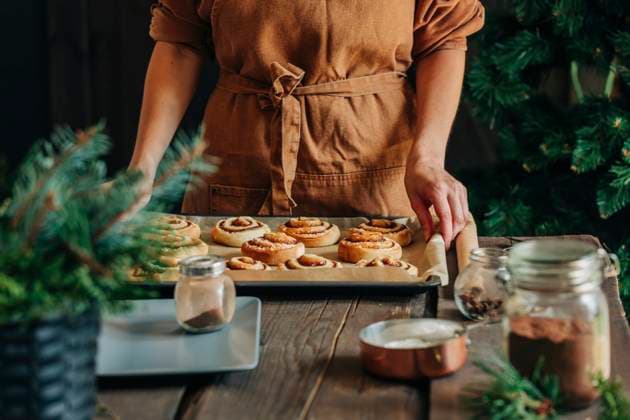 Woman holding cinnamon buns in tray at table model released, Symbolfoto property released, VSNF01396