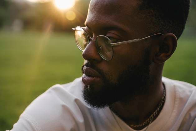 Contemplative man wearing eyeglasses in park model released, Symbolfoto, YBF00108
