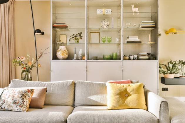 PR_ID13960_3556_Eikenlaan30.jpg Comfortable sofa with pillows placed in front of shelf with various decors in living room at modern apartment, Property released Model Released ProCreators_ID13960_420920_002 Copyright: xProxCreatorsx