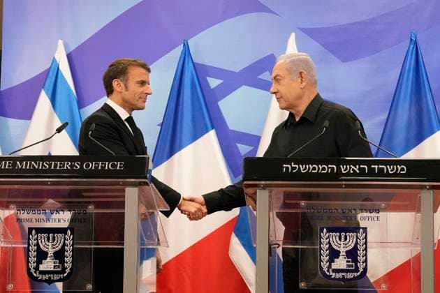 News Themen der Woche KW43 News Bilder des Tages Macron Meets With Netanyahu - Jerusalem Israeli Prime Minister Benjamin Netanyahu, right, shakes hands with French President Emmanuel Macron during a joint press conference in Jerusalem, Israel, on Tuesday, October24, 2023. Emmanuel Macron is traveling to Israel to show France?s solidarity with the country and further work on the release of hostages who are being held in Gaza. Photo by Christophe Ena Pool ABACAPRESS.COM Jerusalem Israel  Copyright: xPool ABACAx 873098_010 Pool ABACAx 873098_010
