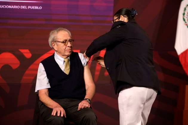 The president of Mexico, Andres Manuel Lopez Obrador, is vaccinated against influenza and Covid19 October 24, 2023, Mexico City, Mexico: Mexican Health Secretary Jorge Alcocer is vaccinated against influenza and Covid during the daily morning conference of the President of Mexico, Andres Manuel Lopez Obrador at the National Palace in Mexico City. on October 24, 2023 in Mexico City, Mexico (Photo by Luis Barron Eyepix Group). Copyright: xLuisxBarronx xEyepixxGroupx LB_20231024_AMLO15
