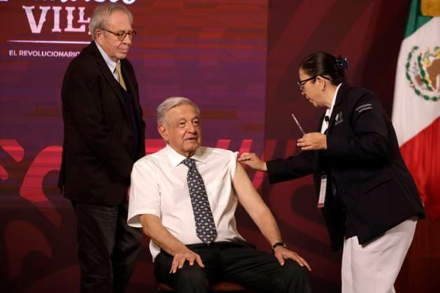 News Bilder des Tages The president of Mexico, Andres Manuel Lopez Obrador, is vaccinated against influenza and Covid19 October 24, 2023, Mexico City, Mexico: The President of Mexico, Andres Manuel Lopez Obrador gets vaccinated against influenza and Covid19 during his daily morning conference at the National Palace in Mexico City. on October 24, 2023 in Mexico City, Mexico (Photo by Luis Barron Eyepix Group). Copyright: xLuisxBarronx xEyepixxGroupx LB_20231024_A_AMLO10