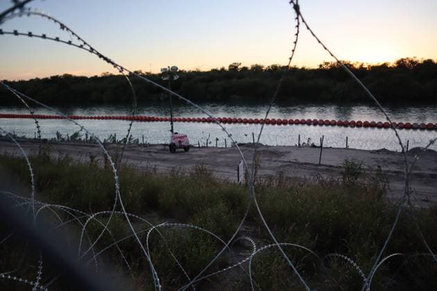 Photograph dated October 18, 2023, showing the barbed wire placed on the border of Eagle Pass in Texas, USA issued 24 October 2023. Texas sued this Tuesday the Government of the President of the United States, Joe Biden, for allowing Border Patrol agents to cut the barbed wire placed by that state on its border with Mexico. Texas sues the Biden administration for cutting barbed wire on the border with Mexico !ACHTUNG: NUR REDAKTIONELLE NUTZUNG!  Copyright: xOctavioxGuzmánx USA9946 20231024-55012162566_1