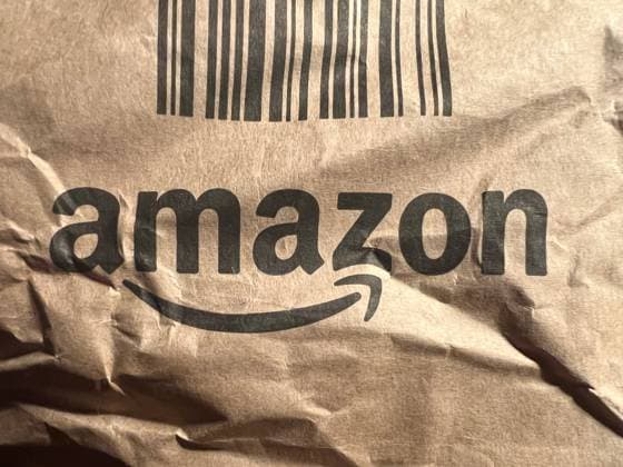 Logo Amazon auf einem Prime Paket *** Logo Amazon on a Prime package Copyright: xmix1x