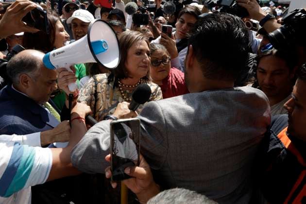 October 24, 2023, Mexico City, Mexico: Senator and presidential candidate for the Broad Front for Mexico, Xochitl Galvez with Senator Manuel AoÂ±orve BaoÂ±os with workers from the Judicial Branch of the Federation outside the Senate in Mexico City. on October 24, 2023 in Mexico City, Mexico Mexico City Mexico - ZUMAe321 20231024_zia_e321_055 Copyright: xLuisxBarronx