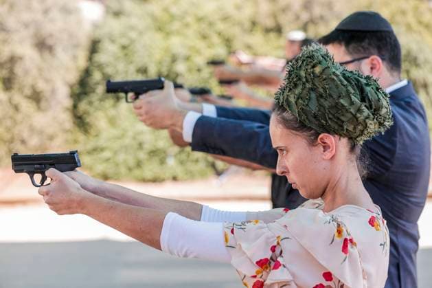 Bilder des Jahres 2023, News 10 Oktober News Themen der Woche KW43 News Bilder des Tages A woman trains at Caliber 3, an anti-terrorist academy that provides training for both security forces and civilians, in Efrat, Israel, 25 October 2023. Since the Hamas attack on October 07, the number of people going to these centers to acquire a weapon and learn how to handle it has increased considerably. Israel is encouraging its civilians to acquire weapons licenses, a strategy that has found an echo in the Israeli population, still traumatized by the massacre. Israel is encouraging its civilians to acquire weapons licenses !ACHTUNG: NUR REDAKTIONELLE NUTZUNG!  Copyright: xManuelxBruquex GRAF3860 20231025-55012166993_1