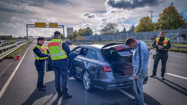 Before the Champions League match RB Leipzig against Red Star Belgrade, the police have set up a checkpoint on the B2 to prevent potentially violent fans of the Serbian club from continuing their journey A total of 2000 fans of Red Star Belgrade are expected, including 600 category C police control
