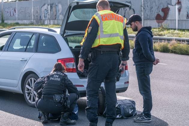 Before the Champions League match RB Leipzig against Red Star Belgrade, the police have set up a checkpoint on the B2 to prevent potentially violent fans of the Serbian club from continuing their journey A total of 2000 fans of Red Star Belgrade are expected, including 600 category C police control