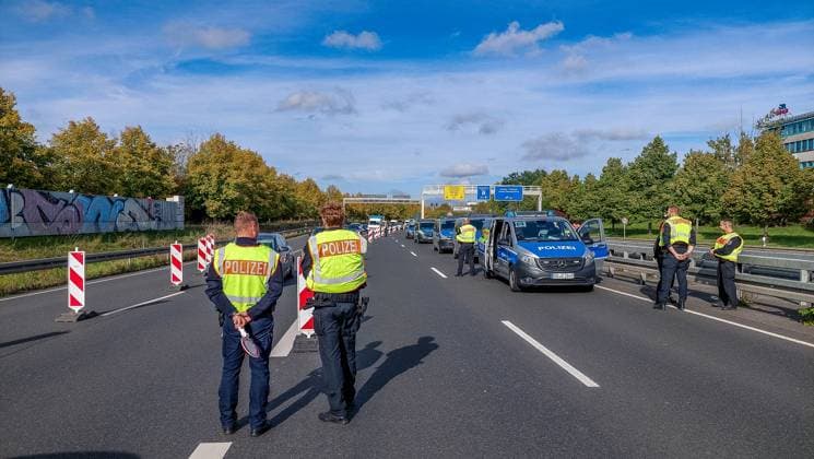 Before the Champions League match RB Leipzig against Red Star Belgrade, the police have set up a checkpoint on the B2 to prevent potentially violent fans of the Serbian club from continuing their journey A total of 2000 fans of Red Star Belgrade are expected, including 600 category C police control