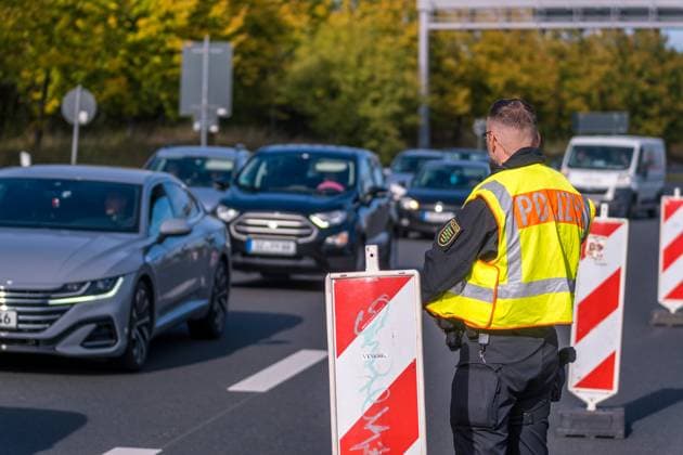 Before the Champions League match RB Leipzig against Red Star Belgrade, the police have set up a checkpoint on the B2 to prevent potentially violent fans of the Serbian club from continuing their journey A total of 2000 fans of Red Star Belgrade are expected, including 600 category C police control