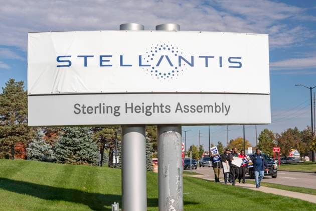 Sterling Heights, Michigan USA, 23. Oktober 2023, Mitglieder der United Auto Workers weiteten ihren Streik aus und legten im Stellantis Montagewerk Sterling Heights (SHAP) die Arbeit nieder. Die 6.800 Arbeiter in diesem Werk stellen RAM Pickups her *** Sterling Heights, Michigan USA, 23 October 2023, Members the United Car Workers widened their Strike from and put at Stellantis Assembly plant Sterling Heights Shap the Work down the 6 800 Workers in this Work place RAM Pickups her Copyright: imageBROKER JimxWest ibljiw09761606.jpg