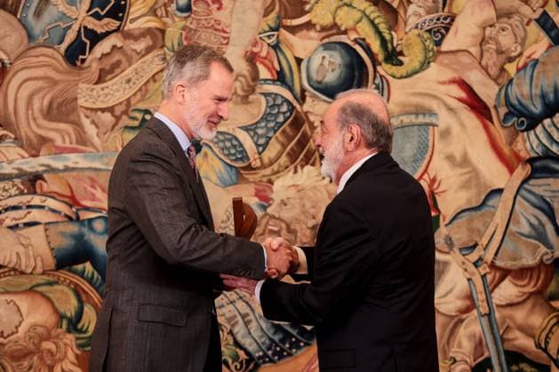 Photo: Juan Carlos Rojas LaPresse --------------------------------------------------- 20231025 Rey de Espana entrega IX premio Enrique Iglesias al desarrollo del espacio empresarial Iberoamericano al empresario mexicano Carlos Slim Helu Madrid, Espana; 25.10.2023.- El empresario mexicano Carlos Slim Helu recibe de manos del Rey Felipe VI el premio empresarial Iberoamericano en el Palacio de la Zarzuela. Por su contribucion al crecimiento economico y empresarial, a la generacion de empleo y al acercamiento de las relaciones entre los paises de IberoamÃ rica. Presentes un numero reducido de personas y familiares Foto: Juan Carlos Rojas LaPresse  Copyright: xJuanxCarlosxRojas LaPressex
