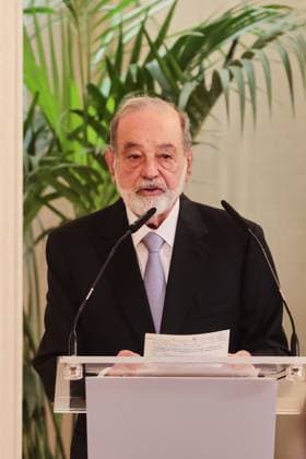 Photo: Juan Carlos Rojas LaPresse --------------------------------------------------- 20231025 Rey de Espana entrega IX premio Enrique Iglesias al desarrollo del espacio empresarial Iberoamericano al empresario mexicano Carlos Slim Helu Madrid, Espana; 25.10.2023.- El empresario mexicano Carlos Slim Helu recibe de manos del Rey Felipe VI el premio empresarial Iberoamericano en el Palacio de la Zarzuela. Por su contribucion al crecimiento economico y empresarial, a la generacion de empleo y al acercamiento de las relaciones entre los paises de IberoamÃ rica. Presentes un numero reducido de personas y familiares Foto: Juan Carlos Rojas LaPresse  Copyright: xJuanxCarlosxRojas LaPressex