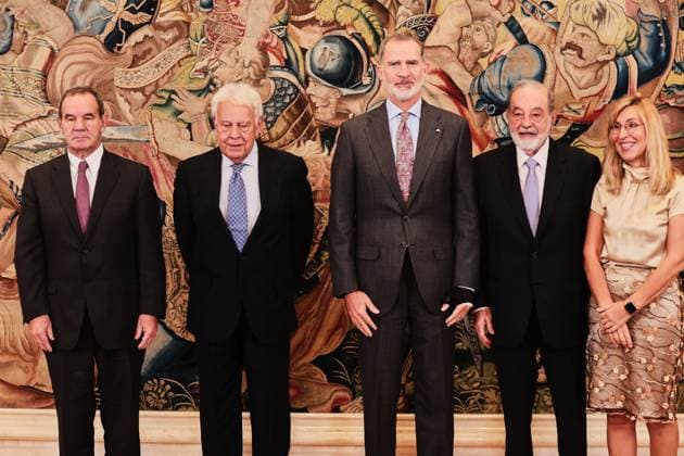 Photo: Juan Carlos Rojas LaPresse --------------------------------------------------- 20231025 Rey de Espana entrega IX premio Enrique Iglesias al desarrollo del espacio empresarial Iberoamericano al empresario mexicano Carlos Slim Helu Madrid, Espana; 25.10.2023.- El empresario mexicano Carlos Slim Helu recibe de manos del Rey Felipe VI el premio empresarial Iberoamericano en el Palacio de la Zarzuela. Por su contribucion al crecimiento economico y empresarial, a la generacion de empleo y al acercamiento de las relaciones entre los paises de IberoamÃ rica. Presentes un numero reducido de personas y familiares Foto: Juan Carlos Rojas LaPresse  Copyright: xJuanxCarlosxRojas LaPressex