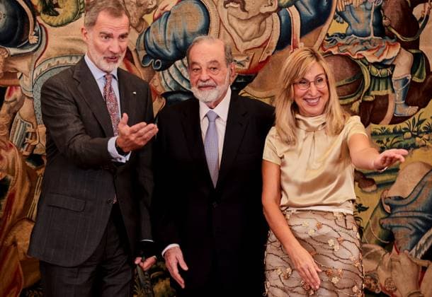 Photo: Juan Carlos Rojas LaPresse --------------------------------------------------- 20231025 Rey de Espana entrega IX premio Enrique Iglesias al desarrollo del espacio empresarial Iberoamericano al empresario mexicano Carlos Slim Helu Madrid, Espana; 25.10.2023.- El empresario mexicano Carlos Slim Helu recibe de manos del Rey Felipe VI el premio empresarial Iberoamericano en el Palacio de la Zarzuela. Por su contribucion al crecimiento economico y empresarial, a la generacion de empleo y al acercamiento de las relaciones entre los paises de IberoamÃ rica. Presentes un numero reducido de personas y familiares Foto: Juan Carlos Rojas LaPresse  Copyright: xJuanxCarlosxRojas LaPressex
