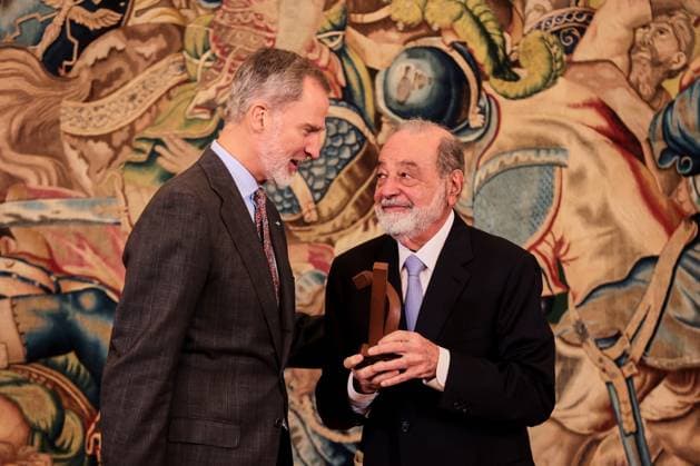 Photo: Juan Carlos Rojas LaPresse --------------------------------------------------- 20231025 Rey de Espana entrega IX premio Enrique Iglesias al desarrollo del espacio empresarial Iberoamericano al empresario mexicano Carlos Slim Helu Madrid, Espana; 25.10.2023.- El empresario mexicano Carlos Slim Helu recibe de manos del Rey Felipe VI el premio empresarial Iberoamericano en el Palacio de la Zarzuela. Por su contribucion al crecimiento economico y empresarial, a la generacion de empleo y al acercamiento de las relaciones entre los paises de IberoamÃ rica. Presentes un numero reducido de personas y familiares Foto: Juan Carlos Rojas LaPresse  Copyright: xJuanxCarlosxRojas LaPressex
