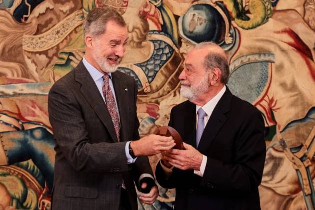Photo: Juan Carlos Rojas LaPresse --------------------------------------------------- 20231025 Rey de Espana entrega IX premio Enrique Iglesias al desarrollo del espacio empresarial Iberoamericano al empresario mexicano Carlos Slim Helu Madrid, Espana; 25.10.2023.- El empresario mexicano Carlos Slim Helu recibe de manos del Rey Felipe VI el premio empresarial Iberoamericano en el Palacio de la Zarzuela. Por su contribucion al crecimiento economico y empresarial, a la generacion de empleo y al acercamiento de las relaciones entre los paises de IberoamÃ rica. Presentes un numero reducido de personas y familiares Foto: Juan Carlos Rojas LaPresse  Copyright: xJuanxCarlosxRojas LaPressex