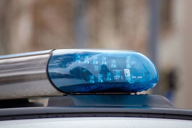 Symbolbild Polizeieinsatz: Nahaufnahme von einem Blaulicht an einem Polizeiauto *** Symbol image police operation close up of a blue light on a police car Copyright: xx