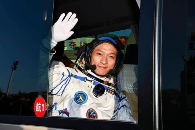Bilder des Jahres 2023, News 10 Oktober News Themen der Woche KW43 News Bilder des Tages (231026) -- JIUQUAN, Oct. 26, 2023 -- Chinese astronaut Jiang Xinlin attends a see-off ceremony at the Jiuquan Satellite Launch Center in northwest China on Oct. 26, 2023. A see-off ceremony for three Chinese astronauts of the Shenzhou-17 crewed space mission was held on Thursday morning at the Jiuquan Satellite Launch Center in northwest China, according to the China Manned Space Agency. ) (EyesonSci) CHINA-SHENZHOU-17-ASTRONAUTS-SEE-OFF CEREMONY (CN) LixGang 