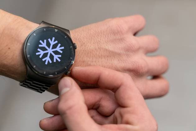Augsburg, Bavaria, Germany - 25 October 2023: A man sets his smartwatch wristwatch to winter time. Symbol image time change in autumn PHOTOMONTAGE *** Ein Mann stellt seine Smartwatch Armbanduhr auf Winterzeit um. Symbolbild Zeitumstellung im Herbst FOTOMONTAGE
