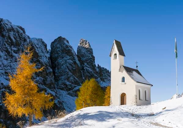 The chapel at Groedner Joch - Passo Gardena in the Dolomites of South Tyrol - The chapel at Groedner Joch - Passo Gardena in the Dolomites of South Tyrol - Alto Adige. The Dolomites are listed as UNESCO World heritage. europe, central europe, italy, october, Credit:MARTIN ZWICK Avalon Italy, Groedner Valley  Copyright: xMARTINxZWICKx xAvalonx 0504332726