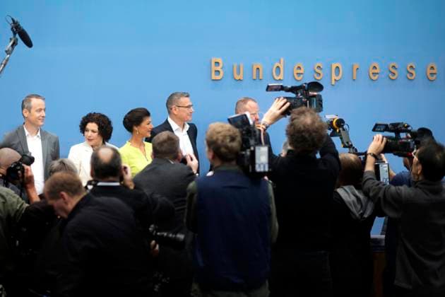 Sahra Wagenknecht - Bündnis Sahra Wagenknecht DEU, Deutschland, Germany, Berlin, 23.10.2023 Lukas Schoen , ehem. Geschaeftsfuehrer Die Linke NRW, Amira Mohamed Ali , MdB und bisher der Partei Die Linke, Sahra Wagenknecht , Mitglied des Deutschen Bundestages und bisher der Partei Die Linke , Ralph Suikat , Unternehmer und Schatzmeister , und Christian Leye , MdB (v.l.n.r), waehrend der Bundespressekonferenz zur Bekanntgabe politische Buendniss BSW Buendnis Sahra Wagenknecht fuer Vernunft und Gerechtigkeit in Berlin Deutschland . Das Bündnis soll die Gruendung einer neuen politischen Partei vorbereiten Schön en: Lukas Schoen , former managing director of the Left NRW, Amira Mohamed Ali , previously of the party Die Linke, Sahra Wagenknech