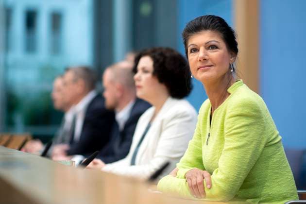 Sahra Wagenknecht - Bündnis Sahra Wagenknecht DEU, Deutschland, Germany, Berlin, 23.10.2023 Lukas Schoen , ehem. Geschaeftsfuehrer Die Linke NRW, Ralph Suikat , Unternehmer und Schatzmeister , Christian Leye , MdB, Amira Mohamed Ali , MdB und bisher der Partei Die Linke, und Sahra Wagenknecht , Mitglied des Deutschen Bundestages und bisher der Partei Die Linke (v.l.n.r), waehrend der Bundespressekonferenz zur Bekanntgabe politische Buendniss BSW Buendnis Sahra Wagenknecht fuer Vernunft und Gerechtigkeit in Berlin Deutschland . Das Bündnis soll die Gruendung einer neuen politischen Partei vorbereiten Schön en: Lukas Schoen , former managing director of the Left NRW, Ralph Suikat , Entrepreneur and treasurer, Christian Leye , Amira Moha