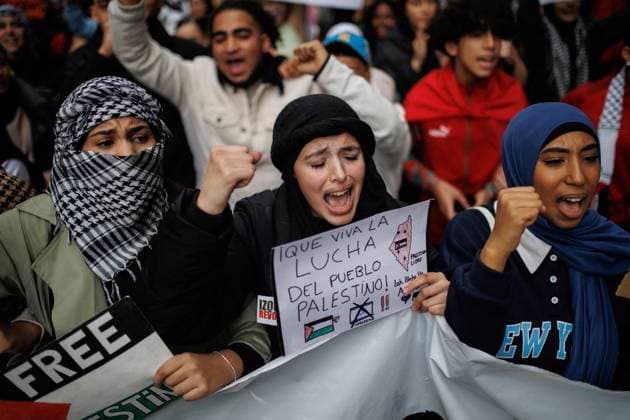 Bilder des Jahres 2023, News 10 Oktober News Themen der Woche KW43 News Bilder des Tages Student Strike In Solidarity With Palestine - Madrid A demonstrator holds a banner during a student protest, at Puerta del Sol, Oct. 26, 2023, in Madrid, Spain. The Student Union has called for a student strike across Spain in solidarity with the Palestinian people, under the slogan Stop the genocide, not in our name! , in the face of Israel s response to the Hamas organization s attack on October 7. Photo by Alejandro Martinez Velez Europa Press ABACAPRESS.COM Madrid Spain  Copyright: xEuropaxPress ABACAx 873398_006 EuropaxPress ABACAx 873398_006