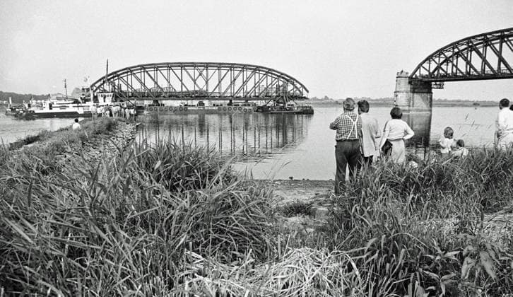 Archive photo from July 1978 of the Dömitzer railroad bridge The almost one-kilometer-long Elbe crossing was built in 1870 in 1873, was part of the West-East railroad line Lüneburg Wittenberge and was partially destroyed by an air raid in 1945 Because of the German divis
