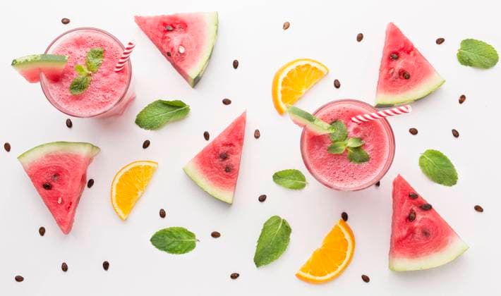  Hochkantige Wassermelonen Cocktailgläser mit Minzstrohhalmen *** edge Watermelons Cocktail glasses with Mint straws Copyright: imageBROKER/OleksandrxLatkun ibxole09759761.jpg